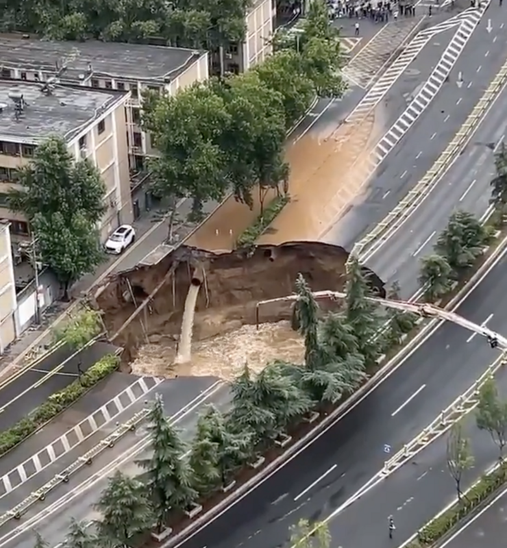 陝西西安在建的地鐵 8 號環線，引發多路段塌陷   圖：翻攝自 Ｘ 推主@woyongdehuawei