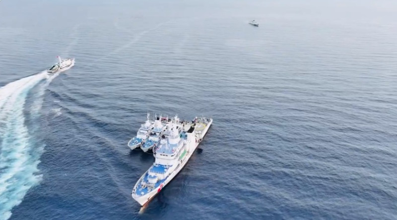 菲律賓海岸警衛隊1日對錨泊仙賓暗沙艦船「特里薩．馬格巴努亞號(BRP Teresa Magbanua MRRV-9701)」進行「過駁人員物資」。   圖：翻攝「X」@jaytaryela