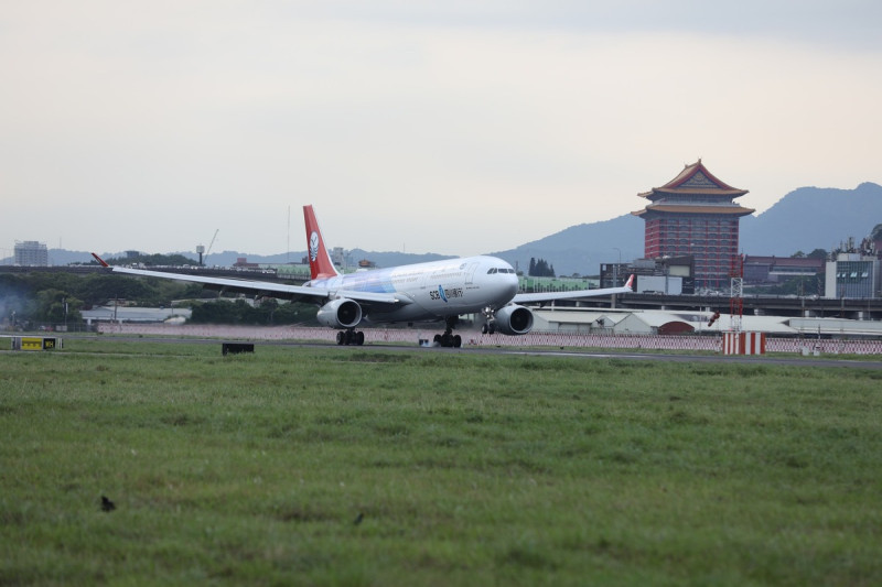 台北市豪雨影響，交通部民航局表示，松山機場暫停地面作業，部分航班受影響延誤，出國的民眾需特別留意。   圖：翻攝自松山機場臉書