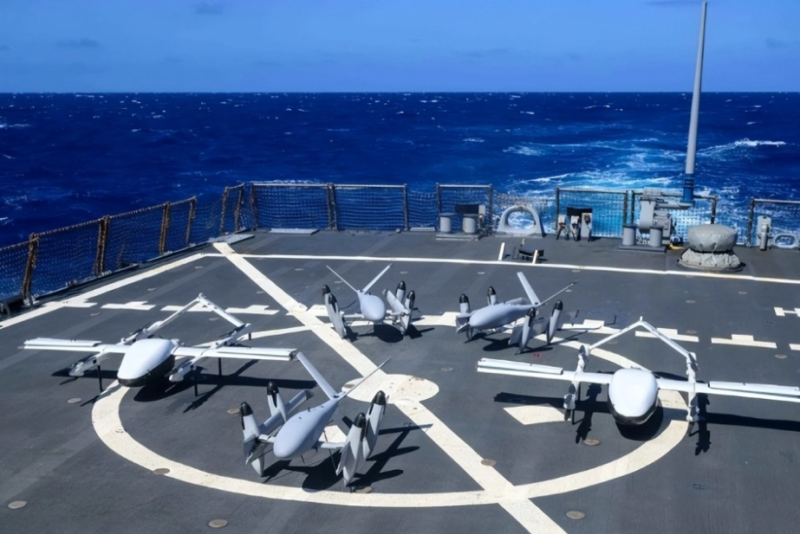 美國海軍信息戰系統司令部近期舉行了「三叉戟勇士 2024」艦隊實驗演練，一艘伯克級驅逐艦在演習期間發射並回收了 6 個無人機系統。（美軍只拍到 5 架）   圖：翻攝自邵永靈