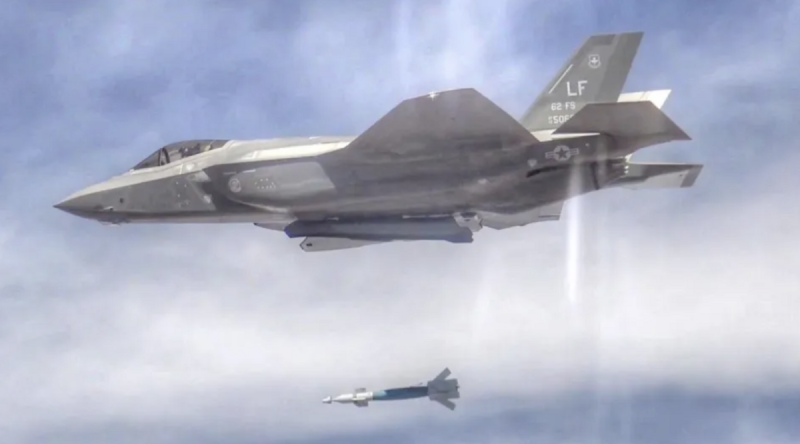 美軍 F-35Ｂ戰機投擲導引炸彈（Guided bomb）   圖：翻攝自 騰訊網