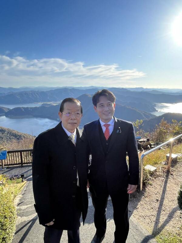 日本參議院農林水產委員長瀧波宏文與我駐日代表謝長廷合影。   圖：翻攝瀧波宏文「X」平台貼文