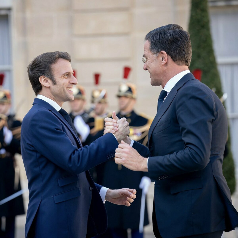 法國總統馬克宏（左）並沒有束手就擒   圖：翻攝自馬克宏Ｘ