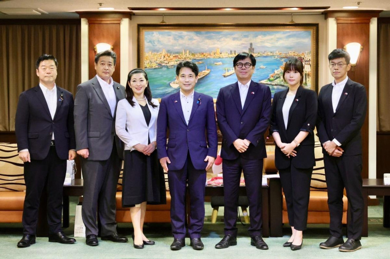 日本參議院TY會台灣訪問團與高市府團隊合影。   圖：高雄市行國處/提供