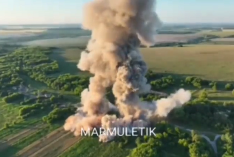 烏軍近期使用 JDAM 轟炸俄羅斯在蘇梅朱拉夫卡邊境村莊設定的俄羅斯破壞和偵察小組臨時部署點。   圖：翻攝自 rainbow7852 X（前推特）帳號
