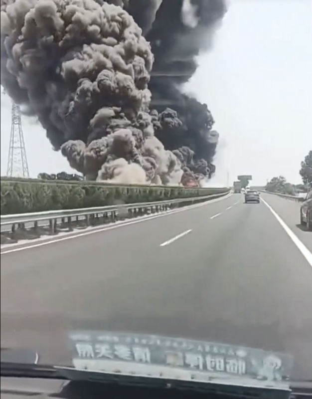 中國山東德上高速聊城段，一輛載運全新電動車的運輸貨櫃車起火燃燒   圖：翻攝自 Ｘ@WEIGUANGZH
