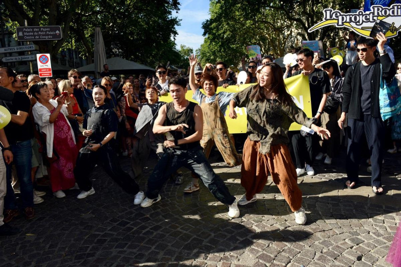 「滯留島舞蹈劇場」帶來動感輕快的街邊演出，活絡現場遊行氛圍。   圖:文化部提供