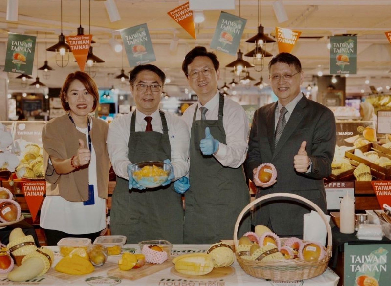 行銷愛文芒果，黃偉哲（左二）扮演超級推銷員，前往日本、新加坡、馬來西亞等國提升台南農產品在國際市場知名度。   圖：台南市政府／提供
