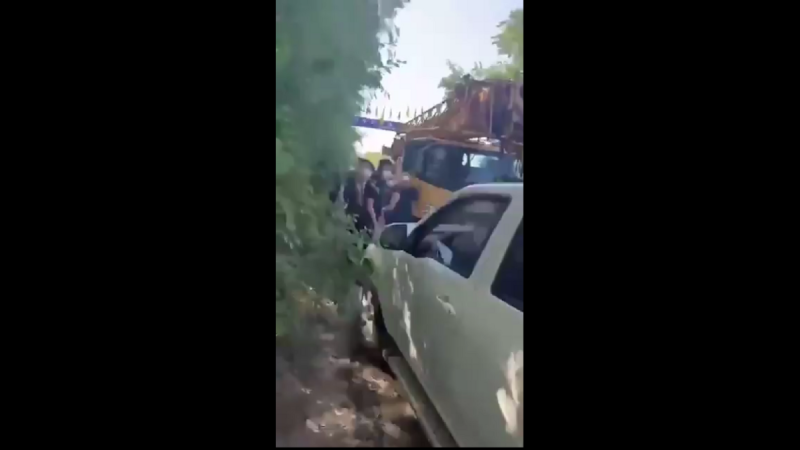 遼寧一名憤怒的居民駕車衝向試圖強拆的人員。   圖 : 翻攝自影片