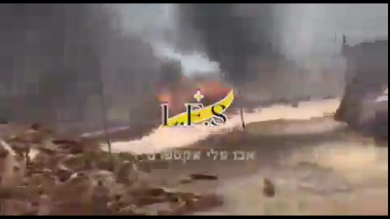 一群加薩居民站出來，焚燒了哈瑪斯國安部的巴士車和帳篷。   圖 :翻攝自影片
