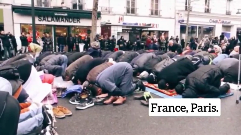 在法國巴黎，眾多穆斯林在街頭進行祈禱，以表達他們的立場。據 X 帳號 @EuropeInvasionn 的消息，儘管法國有 2,300 座清真寺，但穆斯林仍封鎖交通進行祈禱，這一舉動引發了社會關注。   圖 :翻攝自X影片