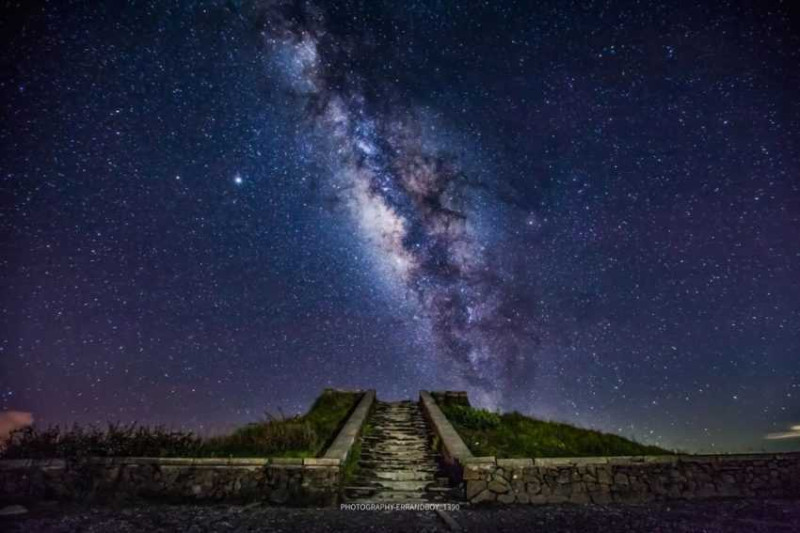 合歡山作為亞洲第三座暗空公園，以其美麗的星空吸引無數追星族。   圖：翻攝自南投縣風景區官網