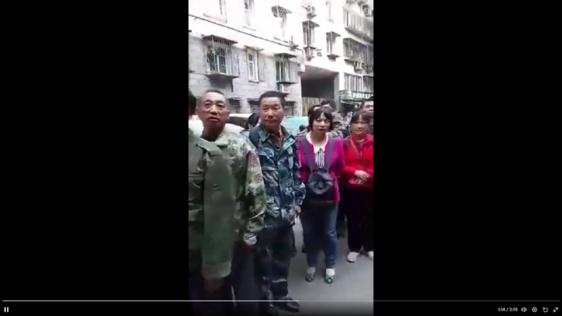 7 月 2 日，中國全國各地的退伍軍人，因為未能得到適當工作安置，而集體到北京上訪。   圖 : 翻攝自影片