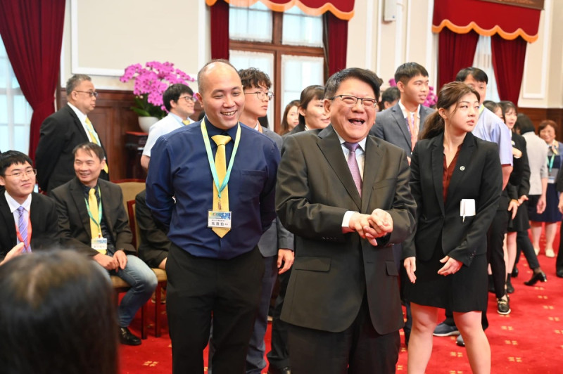 總統府秘書長潘孟安陪同接見我國參加2024年各國國際科學展覽會代表團。   圖：翻攝自潘孟安臉書