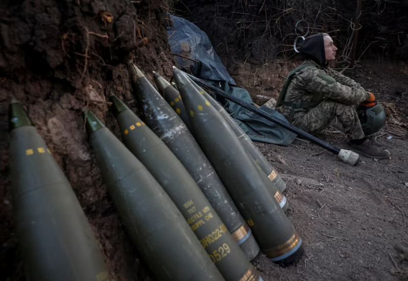 俄烏戰前，一發 155 毫米砲彈的市場價格約為 1,500 美元。然而，隨著美國和歐盟為支援烏克蘭而大量採購，價格一路攀升，目前已飆漲至 8,000 美元一發。   