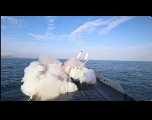 中國船艦發射導彈示意圖。   圖：翻攝自 騰訊網
