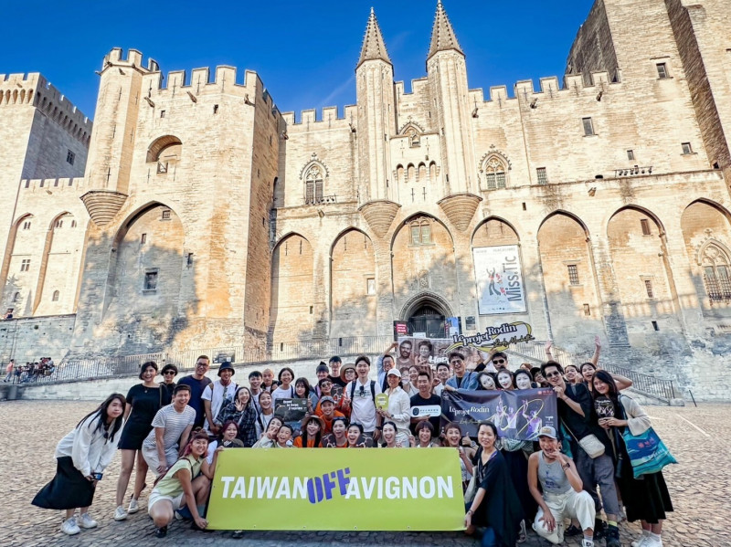 第58屆外亞維儂藝術節於2日登場，開幕遊行中，台灣表演團隊展現藝術節首屆主題國的氣勢。   圖：文化部提供