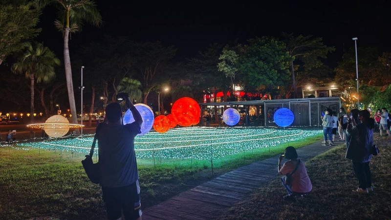 鐵花燈之祭第一季「繁花盛宴」，推出就大獲好評後，不到一星期就進行第二季「璀璨星際」，民眾驚呼是史上最快換展速度。   圖：台東縣政府交通及觀光發展處觀光遊憩科／提供