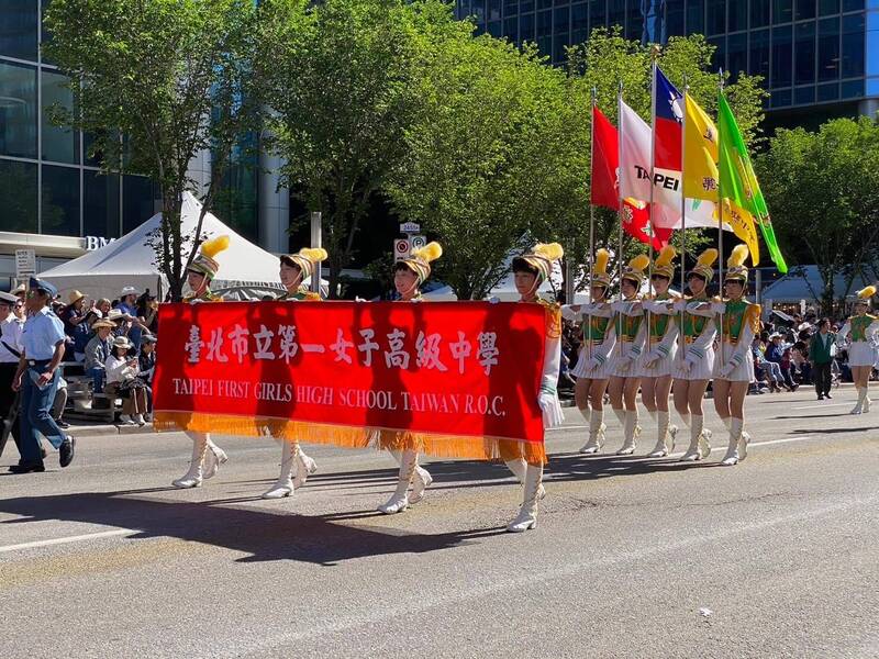 加拿大卡加利牛仔節6日以大遊行揭開序幕，北一女樂儀旗隊舉著台灣國旗進場。   圖：翻攝台北市立第一女子高級中學家長會樂儀旗家長後援會臉書