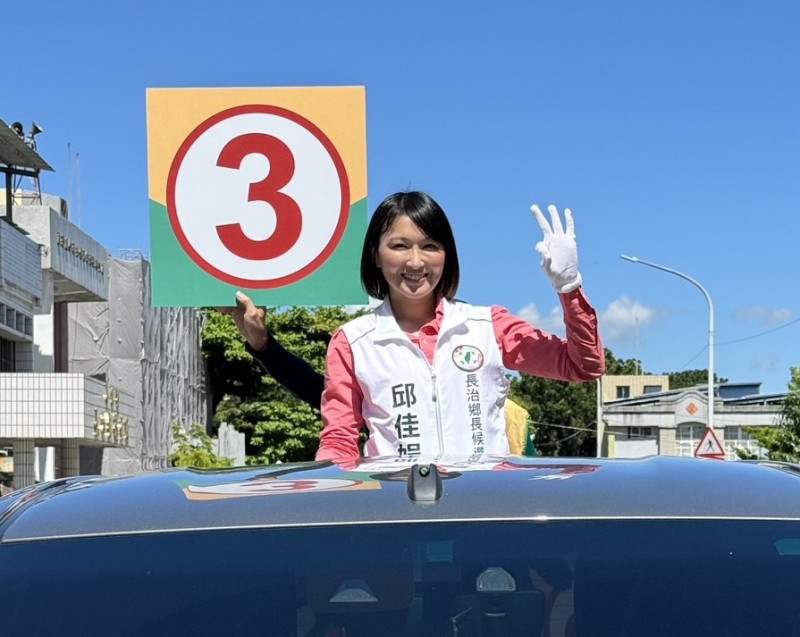 邱佳娟號次出爐便展開車隊掃街拜票。   圖：民進黨屏東縣黨部/提供