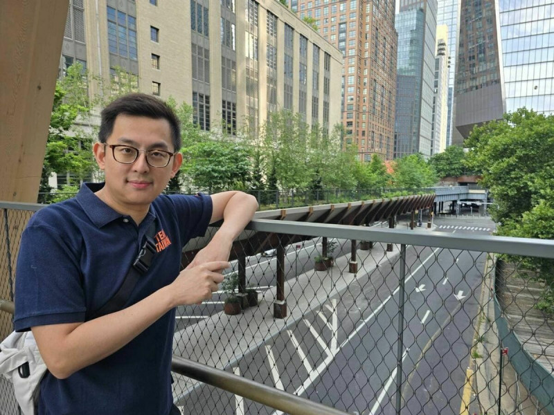 卓冠廷於紐約參觀自己慕名10年的城市建設高架公園（High Line Park）。   圖：翻攝自卓冠廷臉書