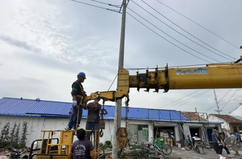 電力部門工作人員進行搶修。   圖：翻攝自現代快報