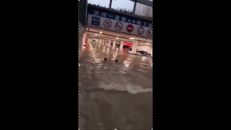 山東省臨沂市因連日大雨發生淹水災情，地下停車場許多車輛都被泡在水中。   圖：擷取自 @Ryan0135901 X 分享影片