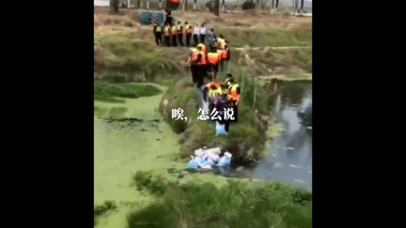 中國官員出動大量軍警「抗洪救災」，但僅是隨意地丟沙包。   圖：擷取自 @LUOXIANGZY X 帳號