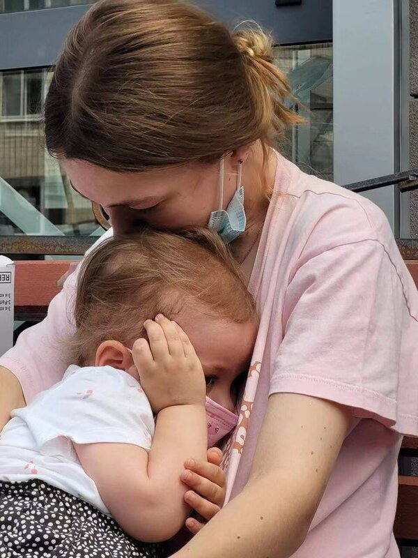 俄羅斯導彈擊中基輔的奧赫馬迪特兒童醫院。有女人在襲擊過後，抱著嬰兒哭泣。   圖：翻攝自湘女 X（前推特）帳號