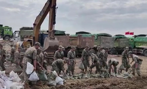 湖南嶽陽華容縣錢團間堤發生管湧險情，解放軍陸軍第 74 集團軍官兵正在緊急處置。   圖 : 翻攝自央視軍事