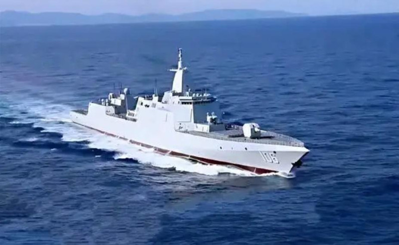 中國延安艦冒著撞擊風險驅離外艦。   圖：翻攝自石江月