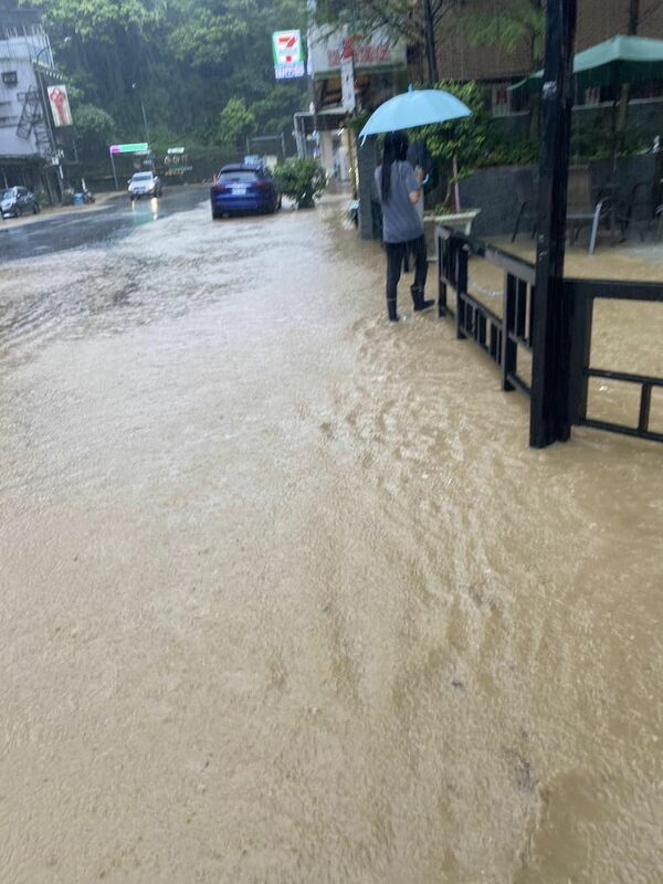 今(10)日午後雙北大雷雨，經濟部水利署針對雙北7區發布淹水警戒。   圖：翻攝自議員許淑華臉書