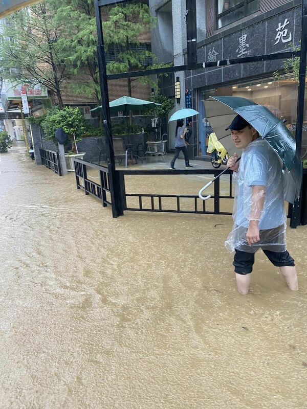 有網友已在臉書社團回報，目前信義區已有淹水，水已淹成河道。   圖：翻攝自議員許淑華臉書