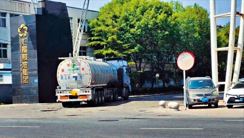 中國油罐車業者卸完煤油就直接換裝食用油，不清洗罐體造成糧油污染，再度掀起中國社會食安恐慌。   圖：翻攝微博