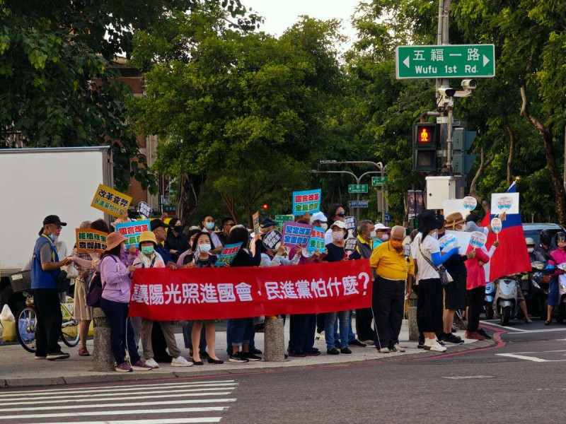 國民黨高雄市黨部在路口快閃爭取市持支持國會改革。   圖：國民黨高雄市黨部/提供