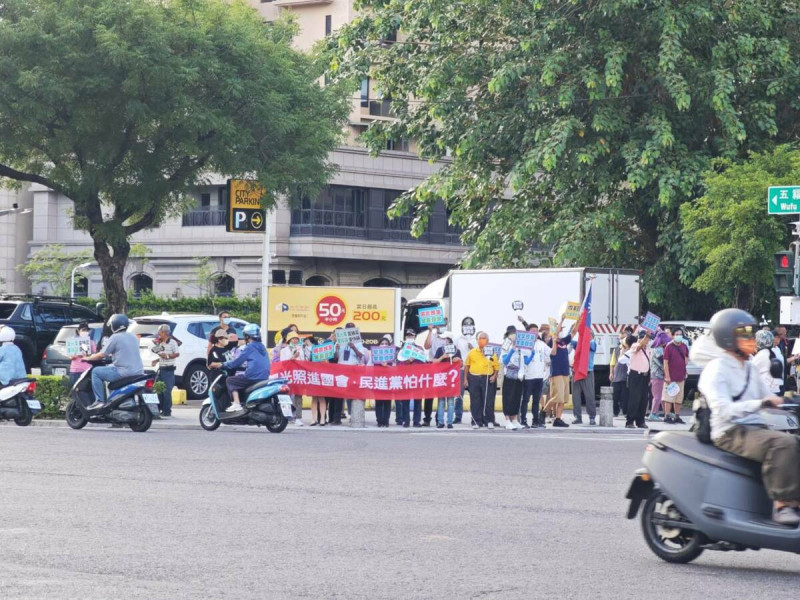 國民黨在街頭軟性表達「陽光照進國會」的訴求。   圖：國民黨高雄市黨部/提供