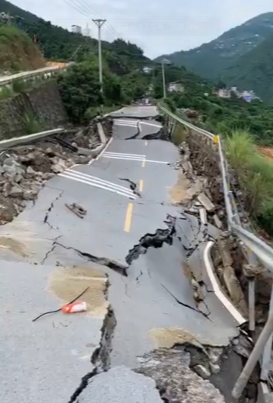 湖北恩施巴東縣的公路，在暴雨過後坍塌   圖：翻攝自老司機 X（前推特）帳號