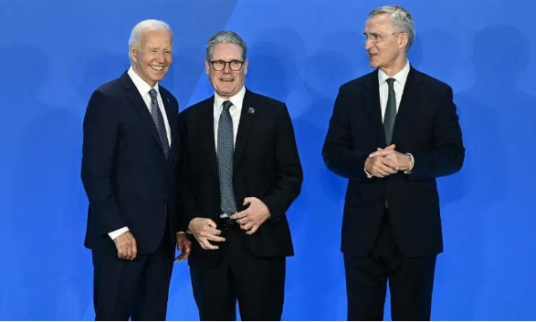 英國新任首相斯塔默(中)與美國總統拜登(左)及將卸任的史托騰伯格(右)合影。   圖 : 翻攝自視覺中國