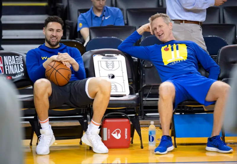 ▲金州勇士今年夏天和元老球員Klay Thompson(左)正式告別，勇士主帥Steve Kerr(右)稍早受訪時則是直言，K湯需要一個改變的契機，轉隊對他來說或許也是件好事。（圖／美聯社／達志影像）   