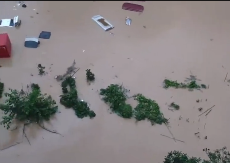 截至今（11）日 13 時 50 分，重慶墊江縣暴雨已致 6 人死亡。   圖：翻攝自新京報我們視頻