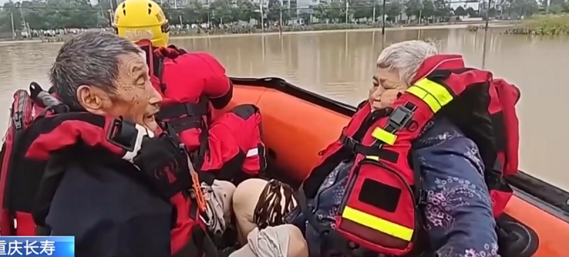 救難人員拯救在重慶長壽區的災民。   圖 : 翻攝自電視台影片