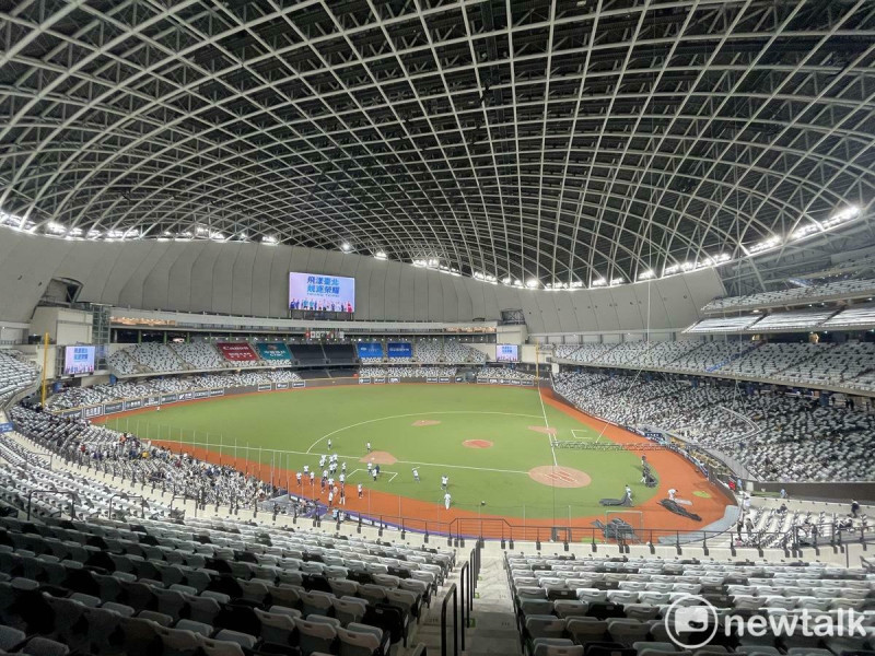 台北大巨蛋漏水問題持續，北市府限期遠雄10月底前改善完成，否則將按日開罰10萬元，最高累計可罰300萬元。   圖：新頭殼資料照