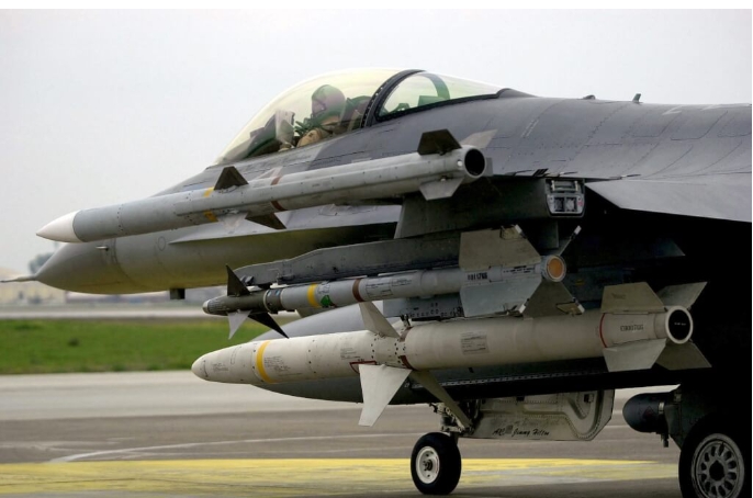  美國空軍F-16戰機機翼由上至下分別掛載AIM-120、AIM-9與AGM-88三種飛彈。 圖 : 翻攝自維基百科 