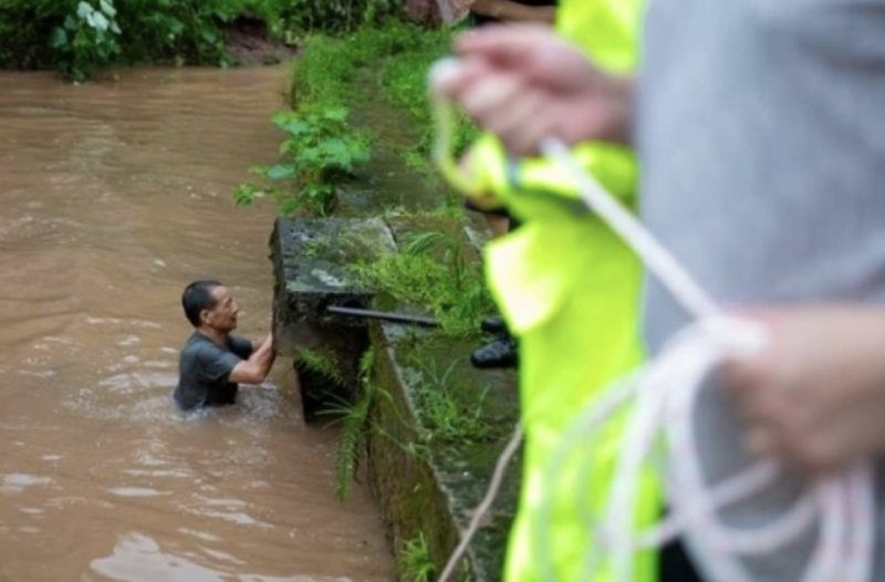 目前強降雨已導致重慶市墊江縣澄溪鎮、裴興鎮等 14 個鄉鎮、 6985 人受災，受損房屋 219 間（其中倒塌 18 間、嚴重損壞 61 間、一般損壞 140 間）。   翻攝自 騰訊網 墊江融媒