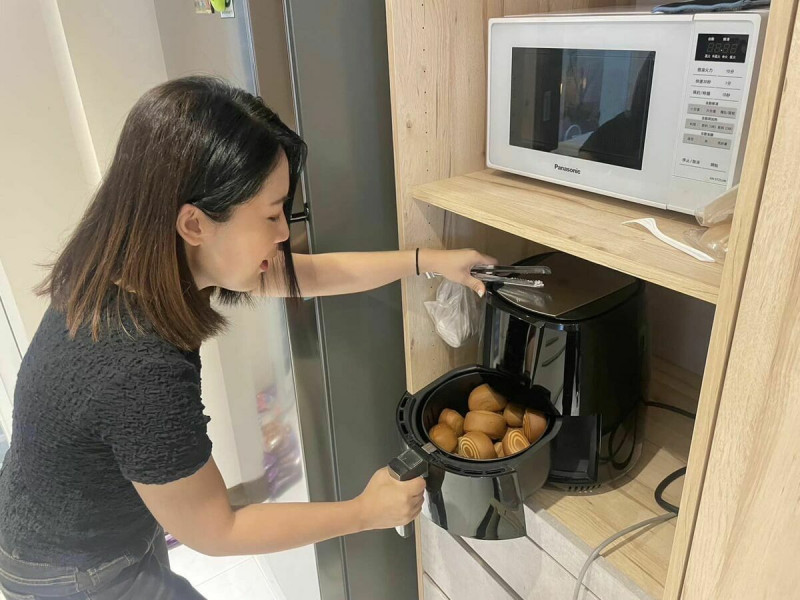 國民黨立委徐巧芯幫其他同事準備麥茶加黑糖饅頭當早餐。   圖：翻攝「臉書」徐巧芯粉絲專頁