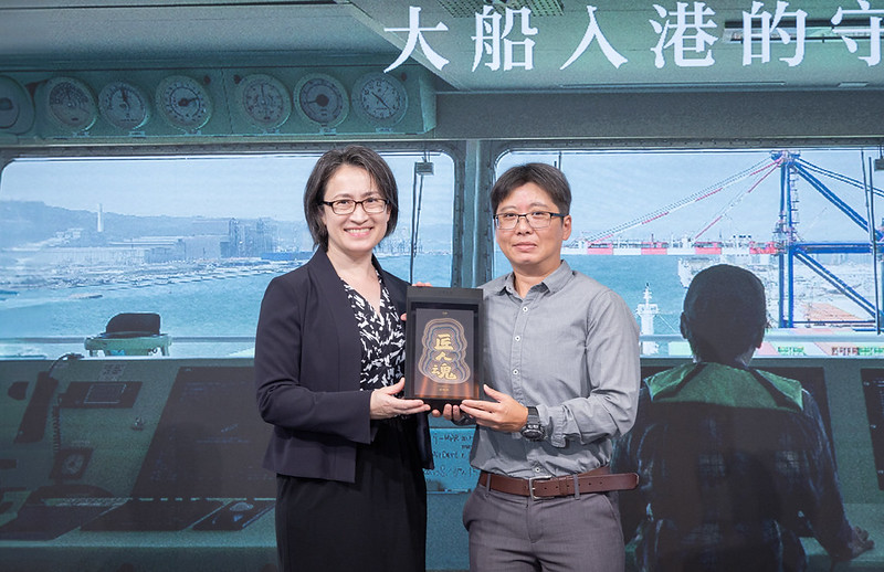 副總統蕭美琴頒發專屬紀念「匠人曆」予全台首位女性引水人黃昭玲。   圖：總統府提供