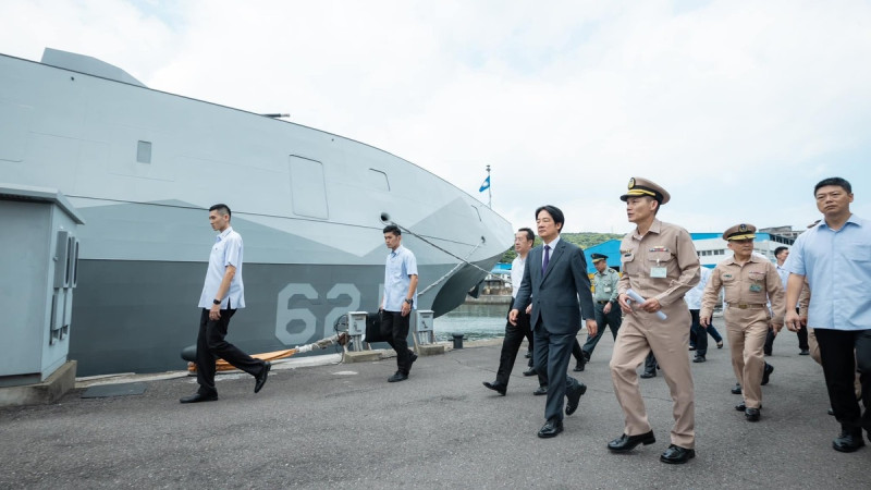 總統賴清德13日視察沱江級「旭江艦(ROCS Xu Jiang PGG-621)」。   圖：翻攝「臉書」賴清德粉絲專頁