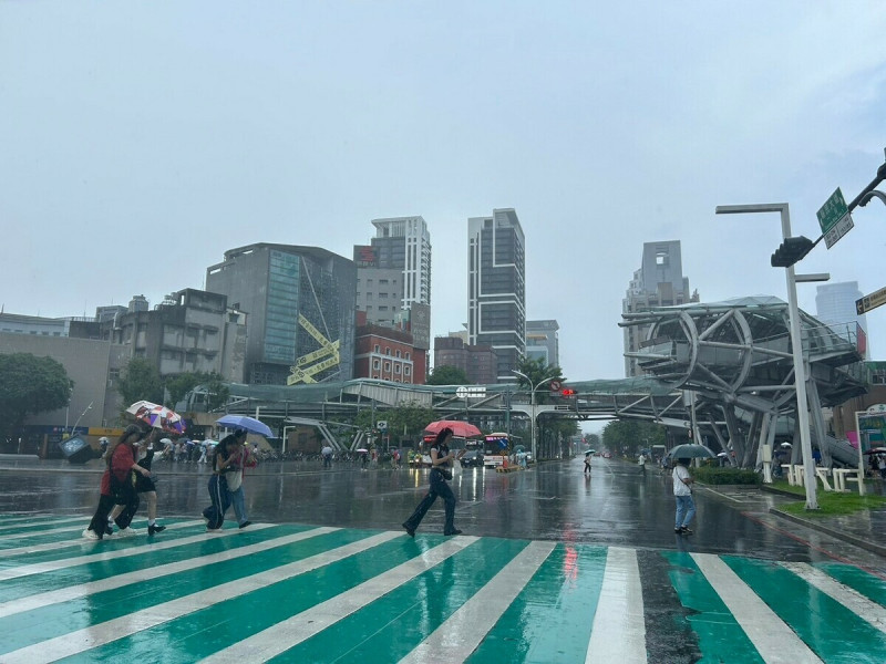 週一至週二晨，低壓帶及西南風增強，天氣不穩定，留意 短延時強降雨。   圖：林岑韋／攝