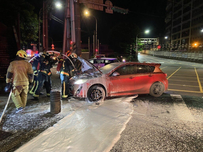 44歲劉姓男子14日凌晨疑吸食俗稱喪屍菸彈後，行經基隆市成功一路、安樂路口時自撞人行道石墩，肇事後還猛踩油門，車輪因持續與地面劇烈摩擦，當場起火燃燒，幸消防人員及時到場撲滅，警方詢後依法將劉男移送地檢署偵辦。   圖：中央社（讀者提供）