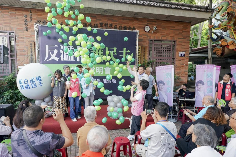 現場來賓上台一同戳破象徵藍白謊言巨型氣球，讓500顆綠色小氣球飄上天空，代表民主將遍地開花。   圖：陳俞融/提供